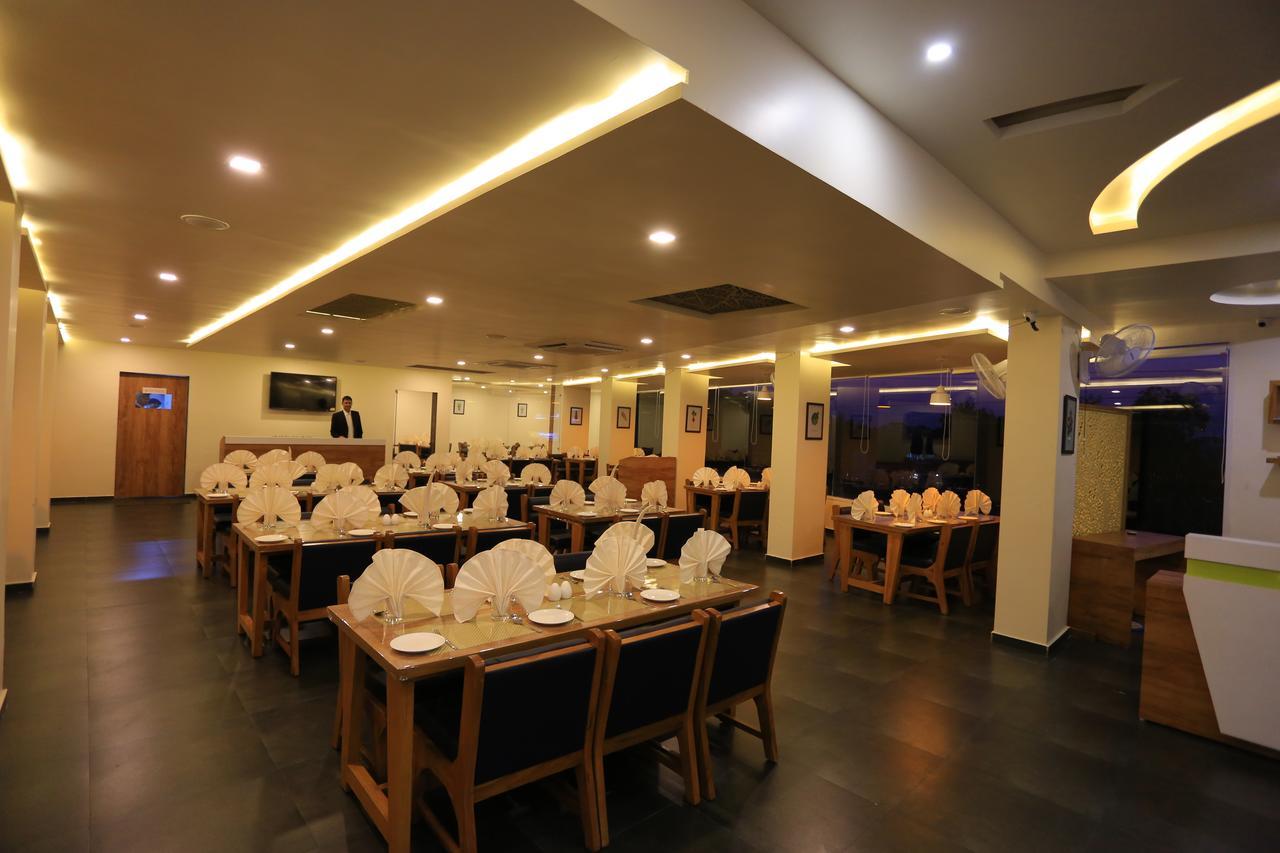 The Grand Raveta Hotel Pātan Екстериор снимка
